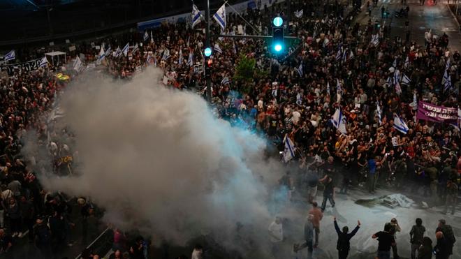 Nahost: Angehörige und Unterstützer der israelischen Geiseln fordern bei einer Demonstration in Tel Aviv ihre Freilassung.
