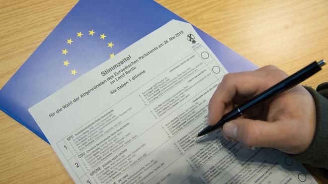 Wahlen: Eine Hand hält einen Stift in der Briefwahlstelle des Bezirks Berlin-Mitte über einen Stimmzettel zur Europawahl 2019.