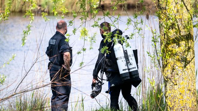 Sechsjähriger vermisst: Ein Taucher der Polizei steigt in die Oste.