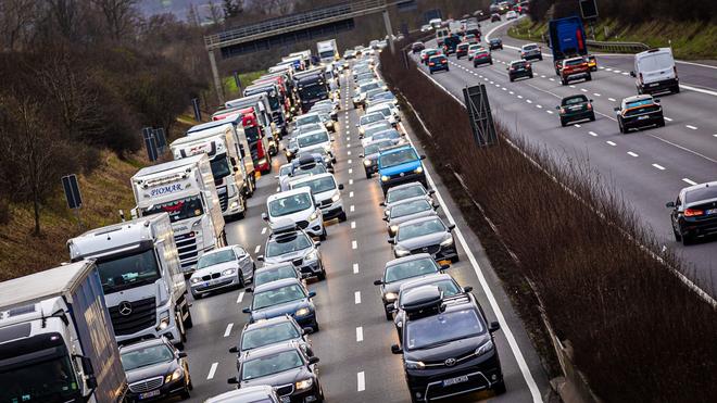 Verkehr: Der Verkehr stockt auf der Autobahn 2 (A2).