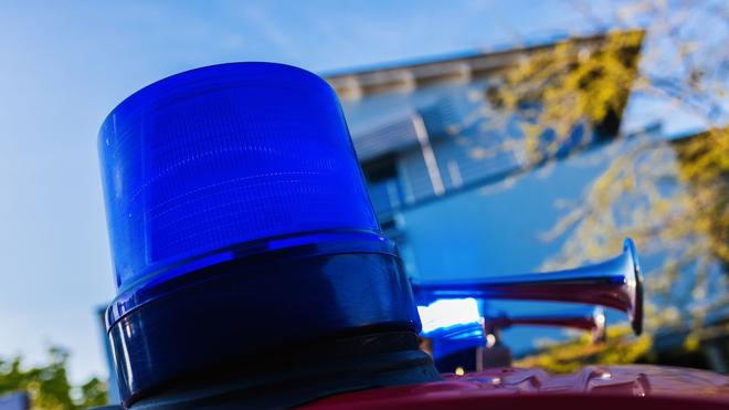 Landshut: Ein Blaulicht auf dem Dach eines Einsatzfahrzeugs der Feuerwehr.
