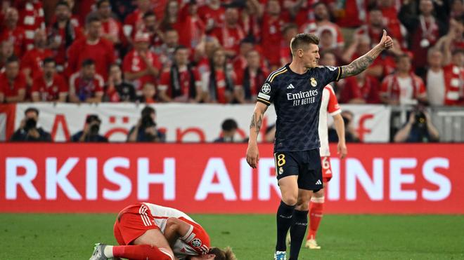 Champions League: Münchens Harry Kane liegt nach einem Foul durch Madrids Toni Kroos am Boden.