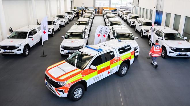 Rettungsdienste: Ein Helfer vom Deutschen Roten Kreuz DRK steht bei der Übergabe von 22 Geländewagen von Volkswagen Nutzfahrzeuge.