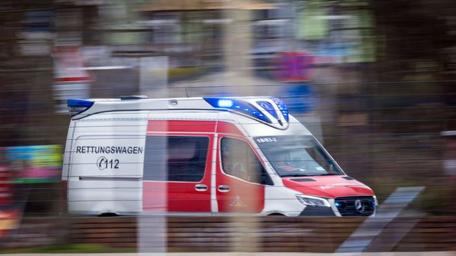 Unfälle: Ein Rettungswagen mit Blaulicht ist im Einsatz.