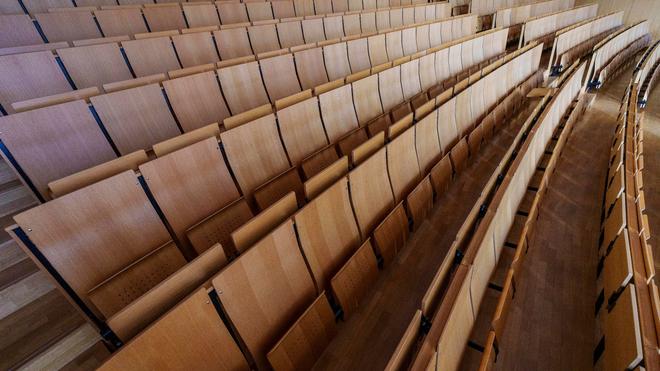 Hochschulen: Blick auf die Sitzreihen in einem Hörsaal.