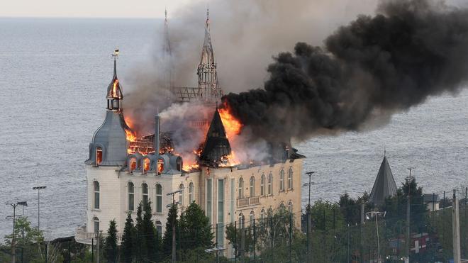 Russische Invasion: Ein Gebäude der Rechtsakademie von Odessa brennt nach einem russischen Raketenangriff.