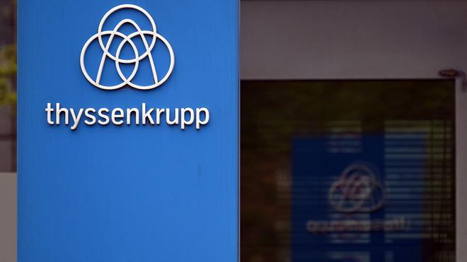 Industrie: Das Thyssenkrupp-Logo steht vor einer Werksanlage.