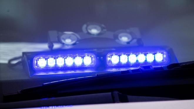 Hamburg-Wilhelmsburg: Ein Blaulicht leuchtet unter der Frontscheibe eines Einsatzfahrzeugs der Polizei.