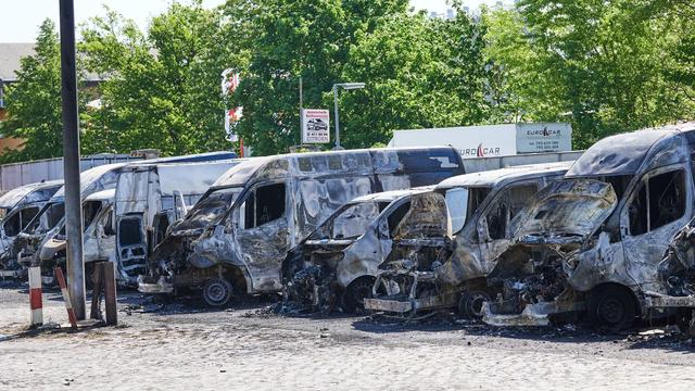 Ermittlungen: Bekennerschreiben nach Brand von Lieferwagen