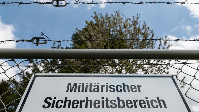 Bayern: Schild mit der Aufschrift „Militärischer Sicherheitsbereich“.