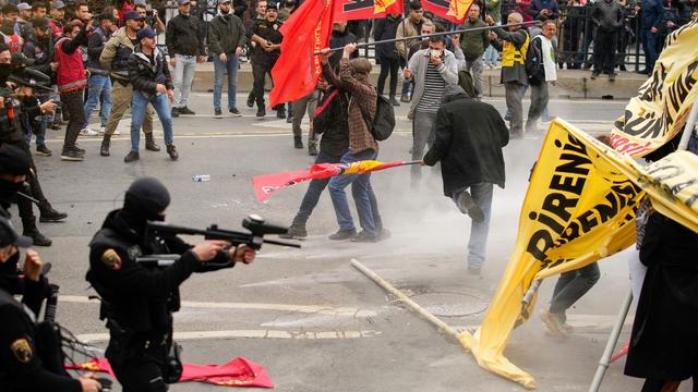 Türkiye: Die Polizei setzt Tränengas ein, um den Marsch im Mai in Istanbul zu verhindern