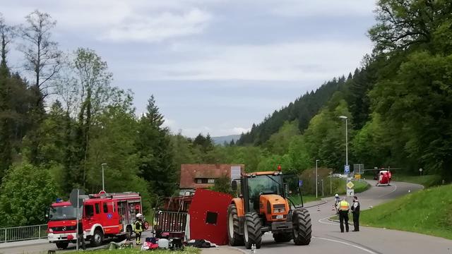 Unfälle: Rund 30 Verletzte bei Unfall mit Maiwagen in Südbaden