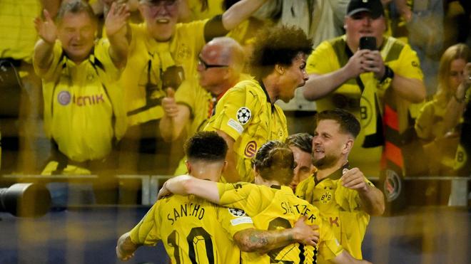 Champions League: Dortmunds Niclas Füllkrug (r) feiert mit seinen Mannschaftskollegen seinen Treffer zum 1:0.