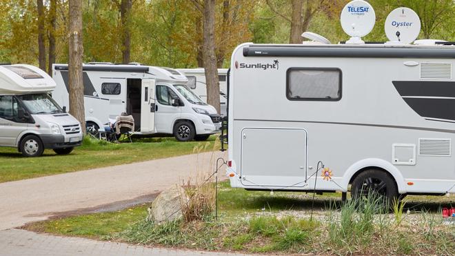 Urlaub: Wohnmobile stehen auf einem Wohnwagen-Platz in Scharbeutz.