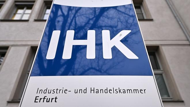 Ausbildung: «IHK» steht auf dem Schild vor dem Haus der Industrie- und Handelskammer Erfurt.