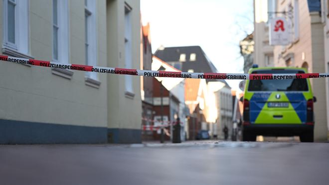 Gerichtsverfahren: Die Polizei führt Spurensicherung im Umfeld der Wohnung, nachdem ein 37-jähriger Mann in seiner Wohnung in Weener getötet wurde.