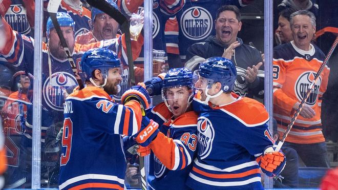 Eishockey: Leon Draisaitl (l.) erzielte zwei Tore für die Edmonton Oilers.