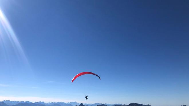 Freizeit: Ein Gleitschirmflieger vor dem Alpenpanorama.