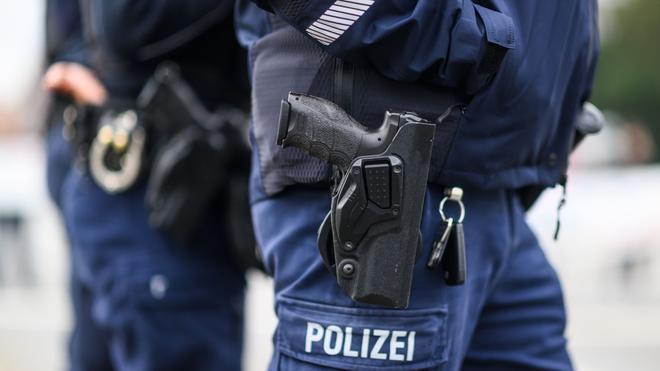 Polizeieinsatz: Ein Polizist mit Dienstwaffe.