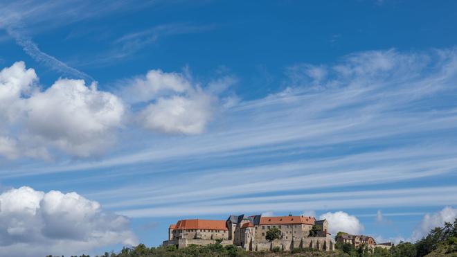 Wetter: Wolken ziehen über Neuenburg in Freyburg.