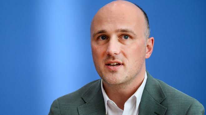 Gesellschaft: Sven Lehmann (Bündnis 90/Die Grünen), Queer-Beauftragter der Bundesregierung, bei der Bundespressekonferenz in Berlin.