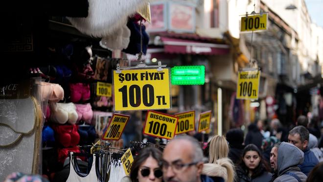 Verbraucherpreise: Die Preise werden in einem Bekleidungsgeschäft im Geschäftsviertel Eminonu angezeigt.