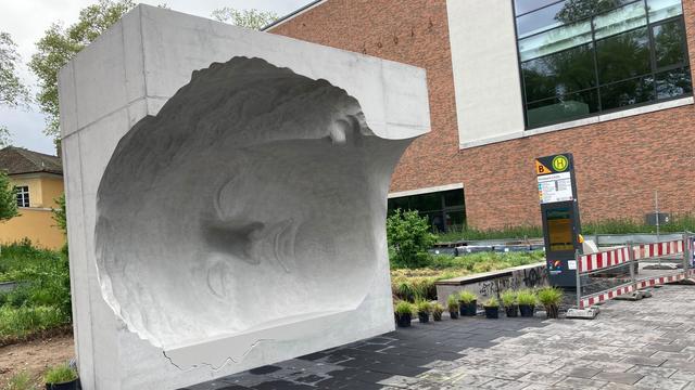 Kunst: Kopf einer antiken Venus-Statue als Bushaltestelle