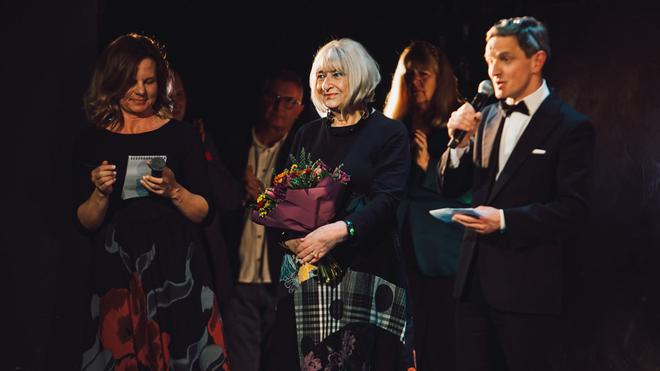 Nationalsozialismus: Die Holocaust-Überlebende Elzbieta Ficowska (Mitte) hält Blumen nach einer Vorstellung des Musicals «Irena».