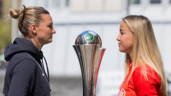 Fußball: Fußball: DFB-Pokal, Finale;  Frauen, Diskussionsgruppe: Alexandra Popp (l) vom VfL Wolfsburg und Giulia Gwinn vom FC Bayern München stehen neben der Trophäe vor dem Deutschen Sport- und Olympiamuseum.