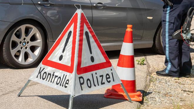 Ermittlungen: Ein Schild mit der Aufschrift „Polizeikontrolle“ steht während einer Veranstaltung an der Kontrollstelle Piding Nord, A8, Richtung München.