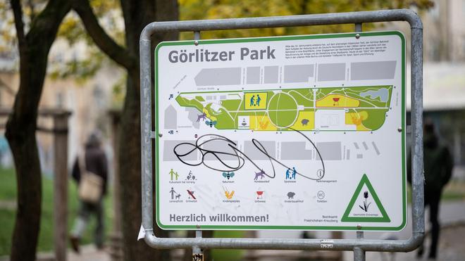 Berlin-Kreuzberg: Blick auf ein Schild am Görlitzer Park.