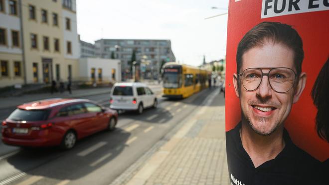 SPD-Politiker: Ein Wahlplakat des sächsischen SPD-Spitzenkandidaten zur Europawahl, Matthias Ecke hängt an einem Laternenmast.