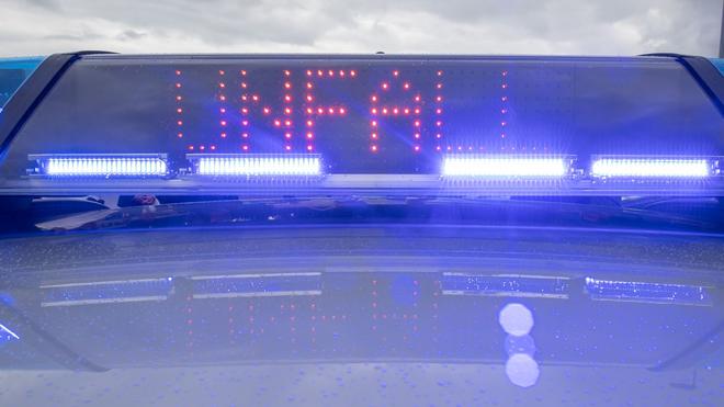 Landsberg am Lerch: Ein Blaulicht auf dem Dach eines Polizeifahrzeugs mit der LED-Anzeige "Unfall".