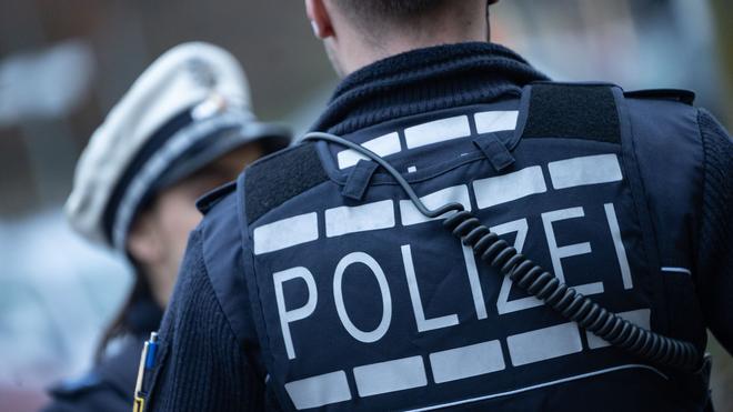 Ludwigsburg: Eine Polizistin (l.) und ein Polizist.