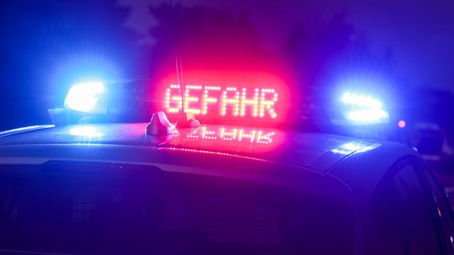 Ansbach: Auf dem Dach eines Einsatzfahrzeugs der Polizei leuchtet der Schriftzug „Gefahr“.