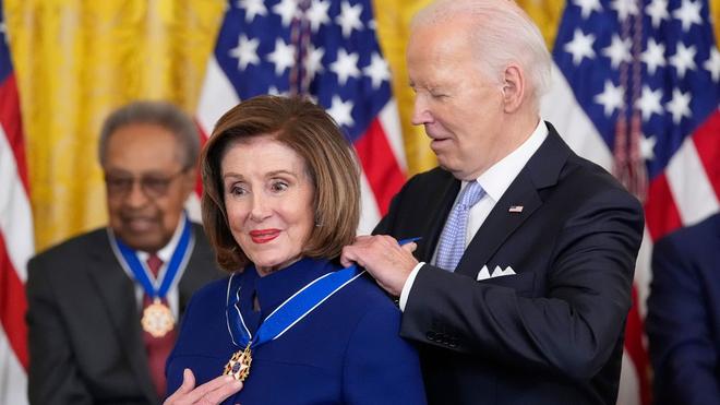 Auszeichnung: US-Präsident Joe Biden verleiht die Presidential Medal of Freedom an die Abgeordnete Nancy Pelosi.