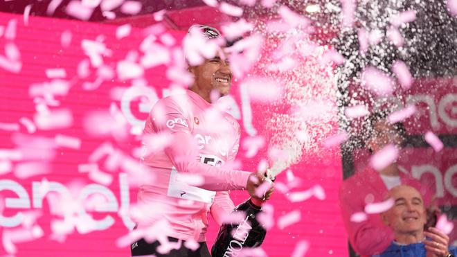 Fotografie: So sehen Sieger aus: Jhonatan Narváez aus Ecuador freut sich auf dem Podium über seinen Erfolg auf der ersten Etappe des Giro d'Italia von Venaria Reale nach Turin.