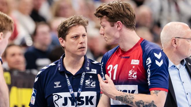 Handball: Flensburgs Trainer Nicolej Krickau (l) und Flensburgs Emil Jakobsen sind im Gespräch.