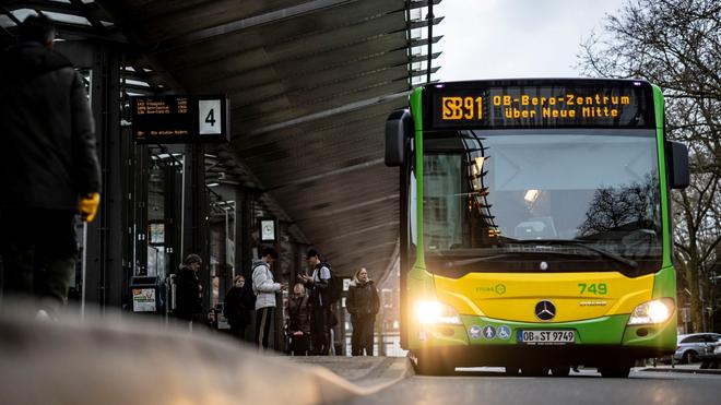 Oberhausen: Ein Bus steht auf Gleis 4 am Busbahnhof in Oberhausen.