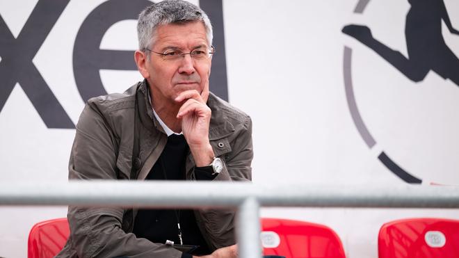 Trainersuche: Bayern Münchens Präsident Herbert Hainer sitzt auf der Tribüne.