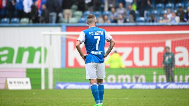 2. Bundesliga: Rostocks Nico Neidhart steht nach der 1:2-Niederlage auf dem Platz.