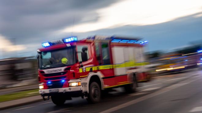 Landkreis Rostock: Ein Löschfahrzeug der Feuerwehr fährt mit Blaulicht zu einem Einsatz.