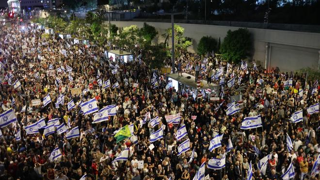 Nahost: Zu Tausenden gingen Angehörige von Geiseln und ihre Unterstützer in Tel Aviv auf die Straße um Druck auf die eigene Regierung auszuüben.