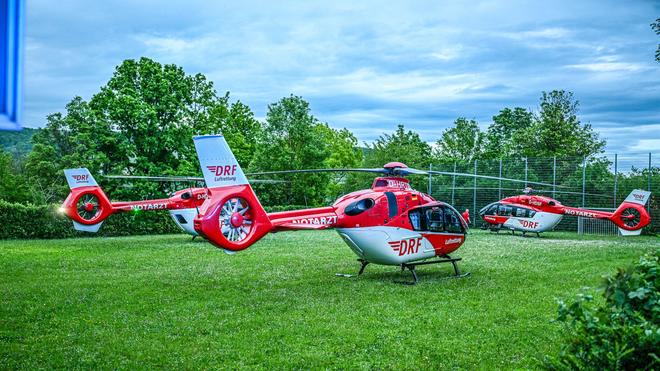 Unfall: Rettungshubschrauber stehen auf einer Wiese in der Nähe der Turnhalle in Remshalden.