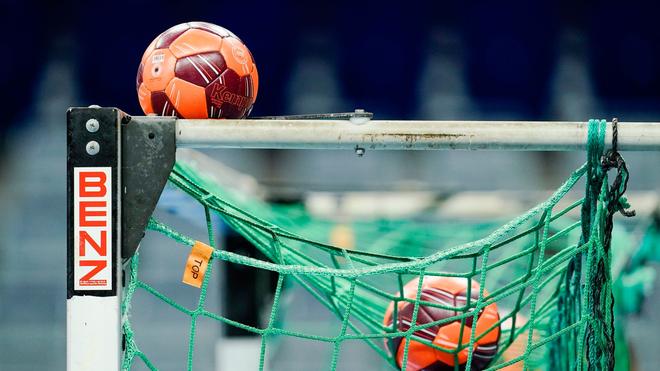 Handball: Spielbälle liegen im Netz eines Handball-Tors.