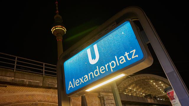 Kriminalität: 19-Jähriger am Alexanderplatz geschlagen und getreten