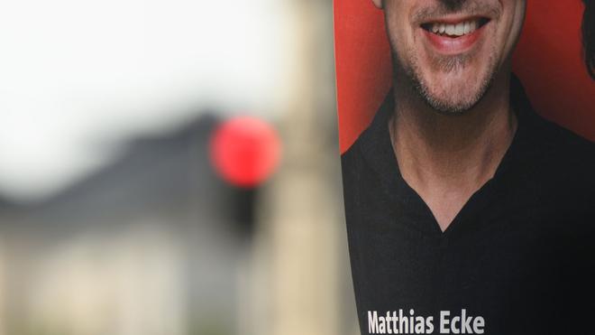 Angriff: Ein Wahlplakat von Matthias Ecke hängt an der Schandauer Straße im Stadtteil Striesen in Dresden.