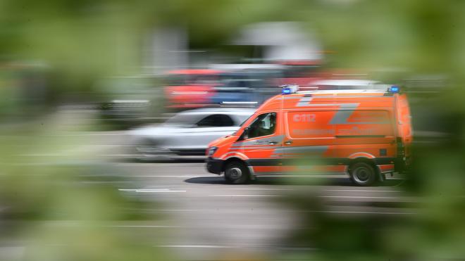 Autounfall: Ein Krankenwagen fährt zum Notfall.