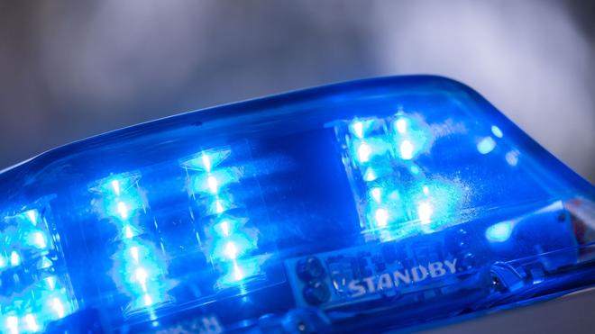 Landkreis Stendal: Blaulicht leuchtet an einem Polizeiauto.