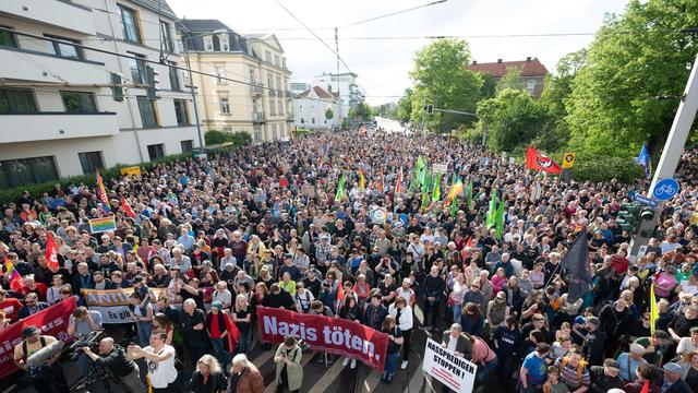 Parteien: Nach Angriff auf SPD-Politiker: Hunderte bei Demonstration